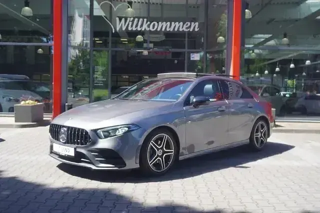Gebraucht Mercedes A200 AMG line 163 PS (119 kW) 2020 Grau Limousine