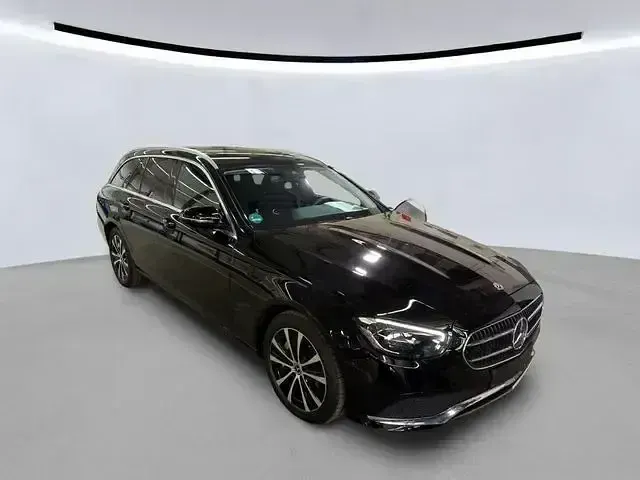 Gebraucht Mercedes E300 306 PS (225 kW) 2022 Schwarz/baltic black Kombi