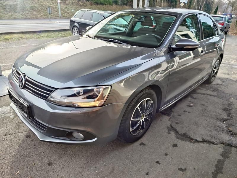 Gebraucht VW Jetta 105 PS (77 kW) 2021 Grau Limousine