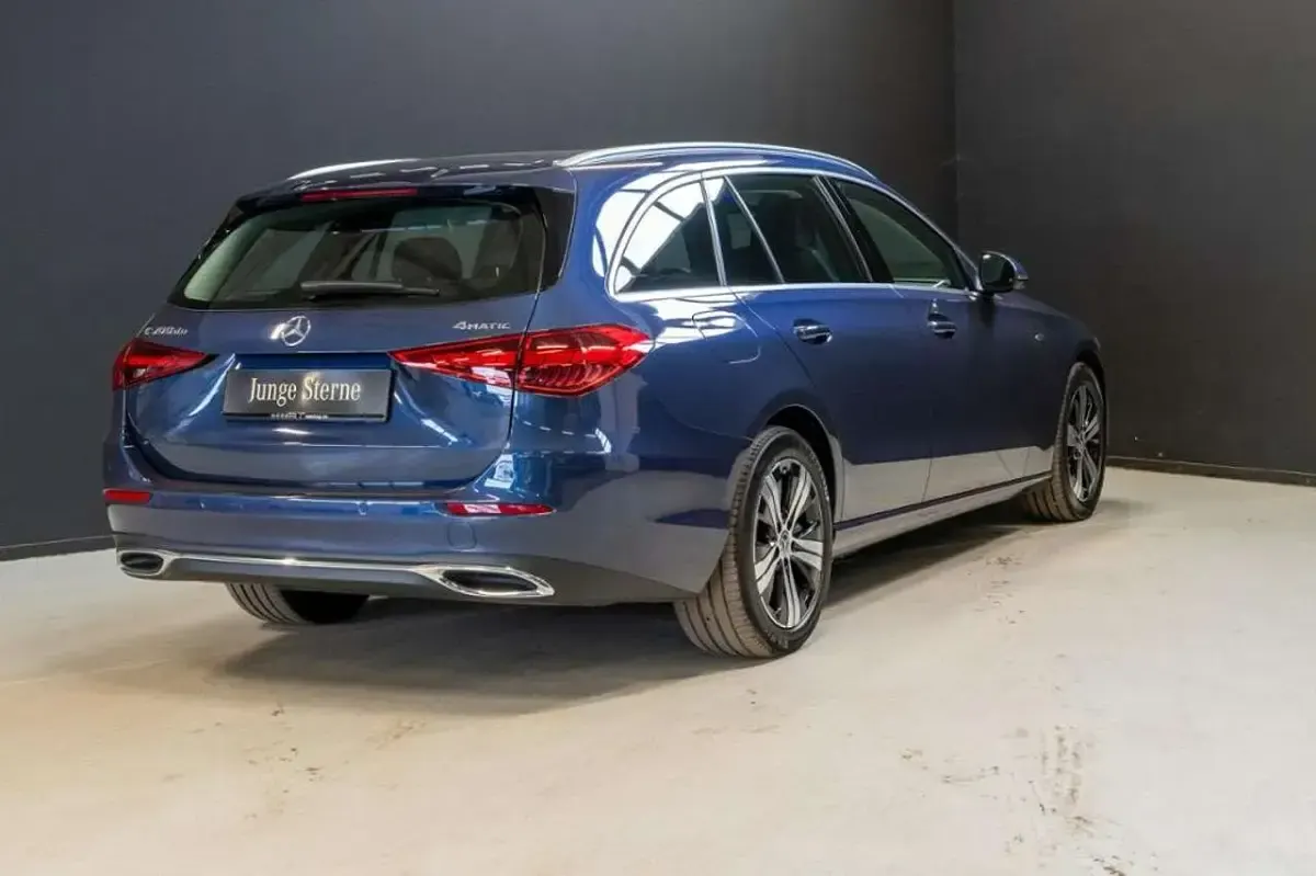 Gebraucht Mercedes C300 Avantgarde 197 PS (144 kW) 2024 Blau Kombi