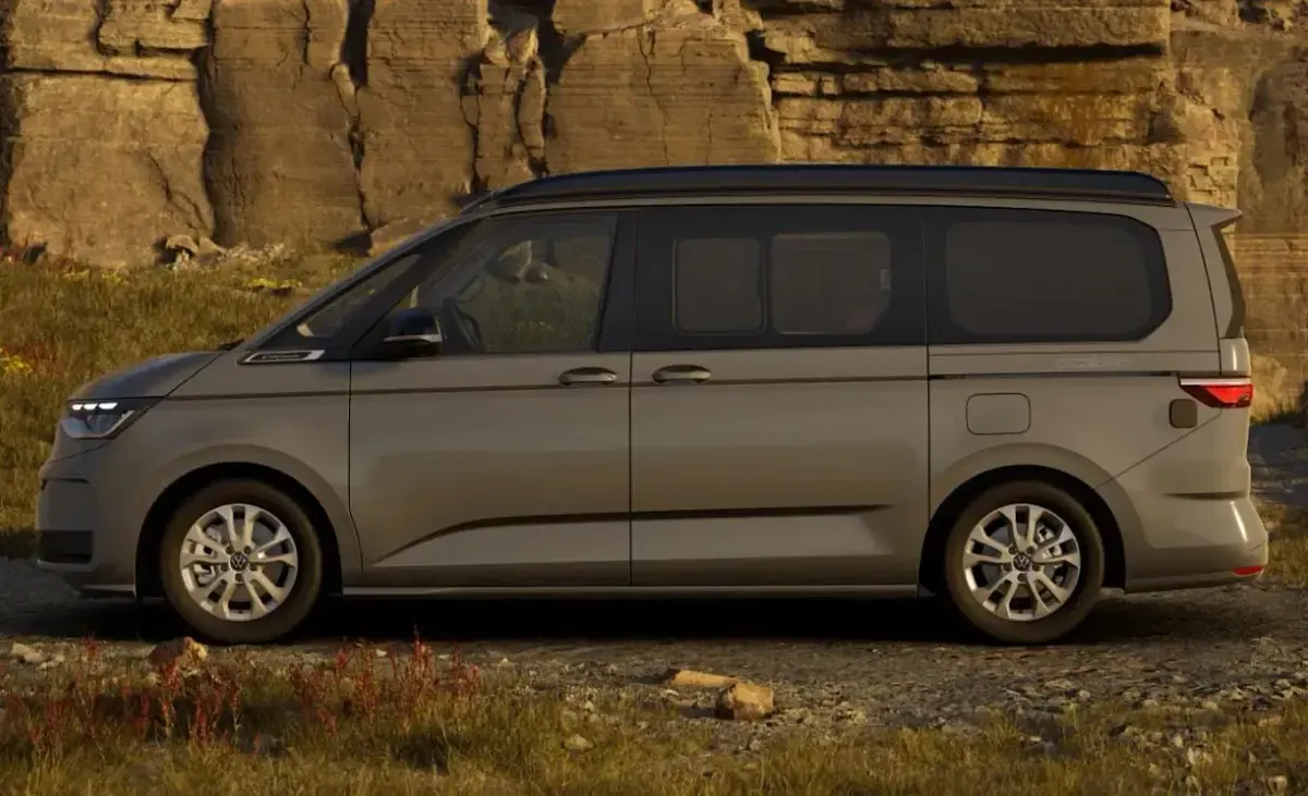 Neu VW T7 California 150 PS (110 kW) 2026 Pure grey metallic / dach: schwa Van