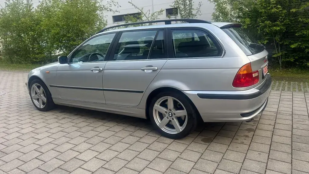 Gebraucht BMW 330 184 PS (135 kW) 2001 Titansilber Kombi