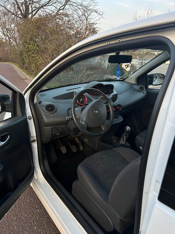 Second-hand Renault Twingo 75 CP (55 kW) 2010 Alb Hatchback