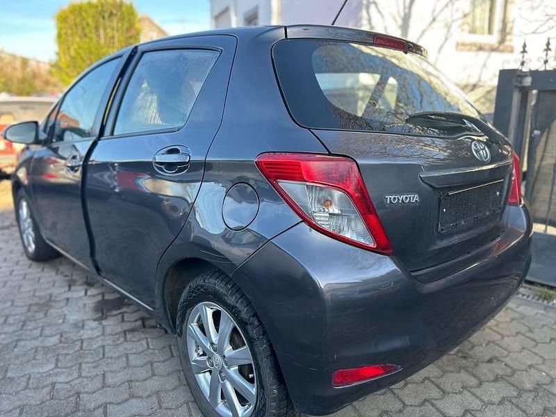 Gebraucht Toyota Yaris Life 90 PS (66 kW) 2014 Grau Kleinwagen