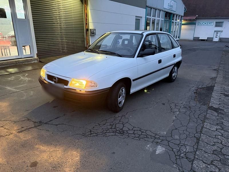 Gebraucht Opel Astra 60 PS (44 kW) 1997 Weiß Limousine