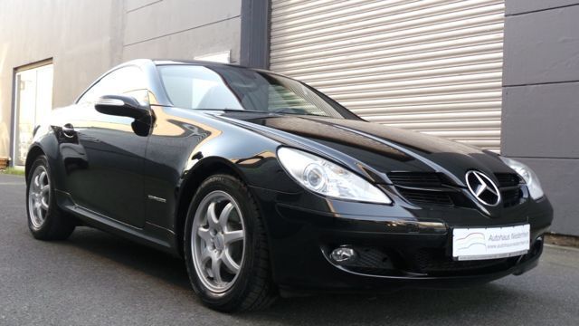 Second-hand Mercedes SLK200 163 CP (119 kW) 2006 Negru Cabrio
