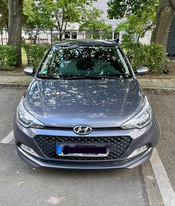 Grau Gebraucht 2016 Hyundai i20 Kleinwagen | 6.500 € (Fairer Preis) - Bild 1/4