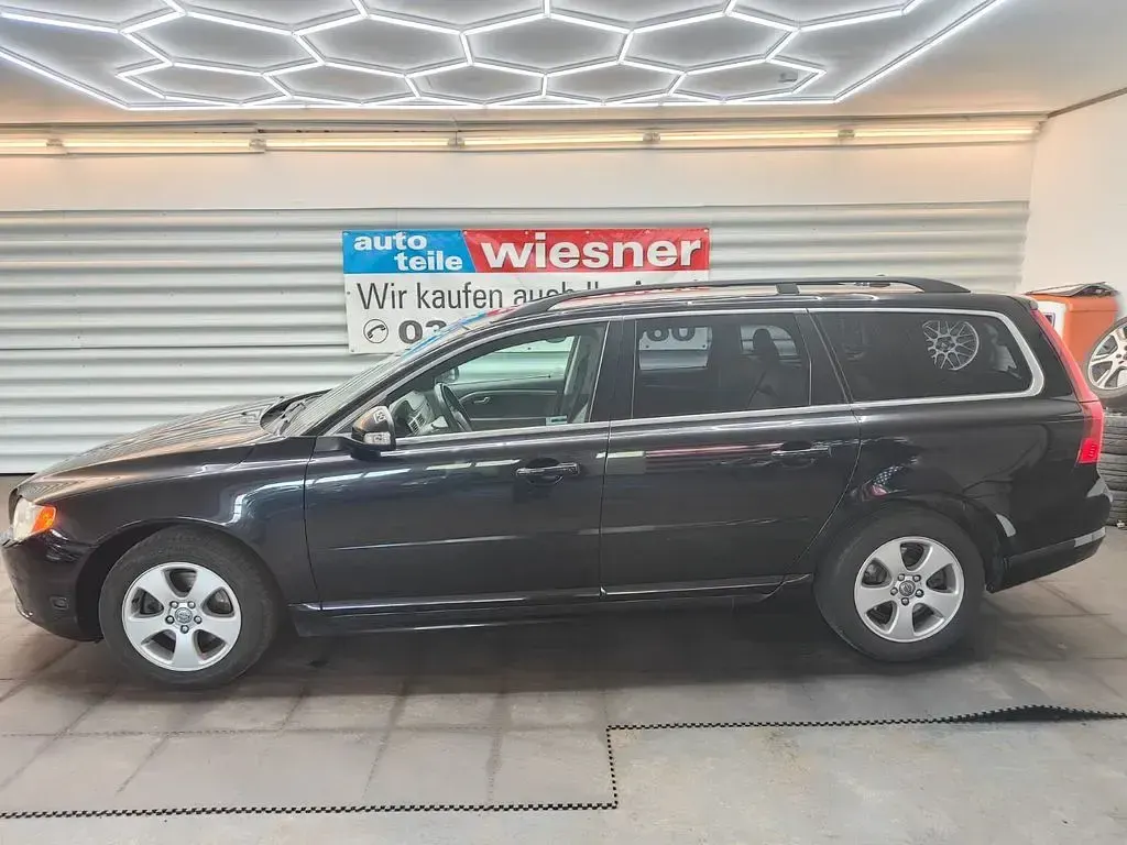 Gebraucht Volvo V70 Momentum 145 PS (106 kW) 2010 Schwarz Kombi