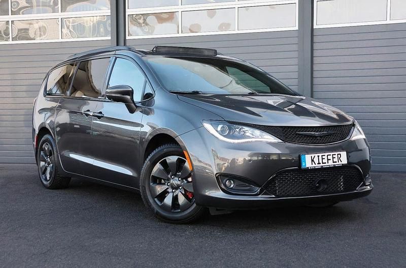Grau Gebraucht 2020 Chrysler Pacifica Van / Kleinbus | 27.950 € - Bild 1/4
