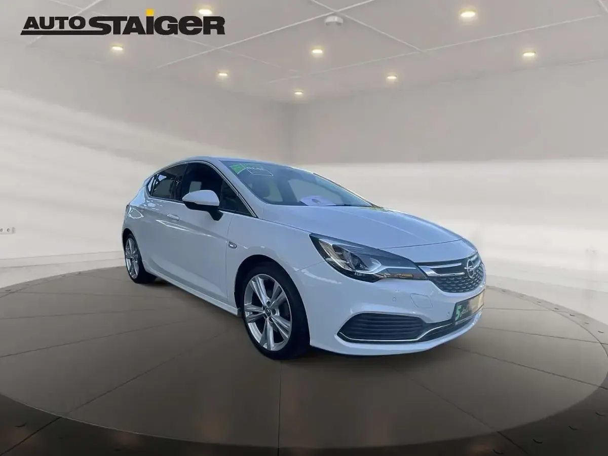 Używany Opel Astra Innovation 200 KM (147 kW) 2017 Biały Sedan/Limuzyna