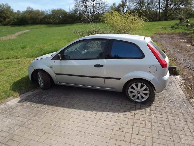 Używany Ford Fiesta 101 KM (74 kW) 2003 Srebrny Hatchback
