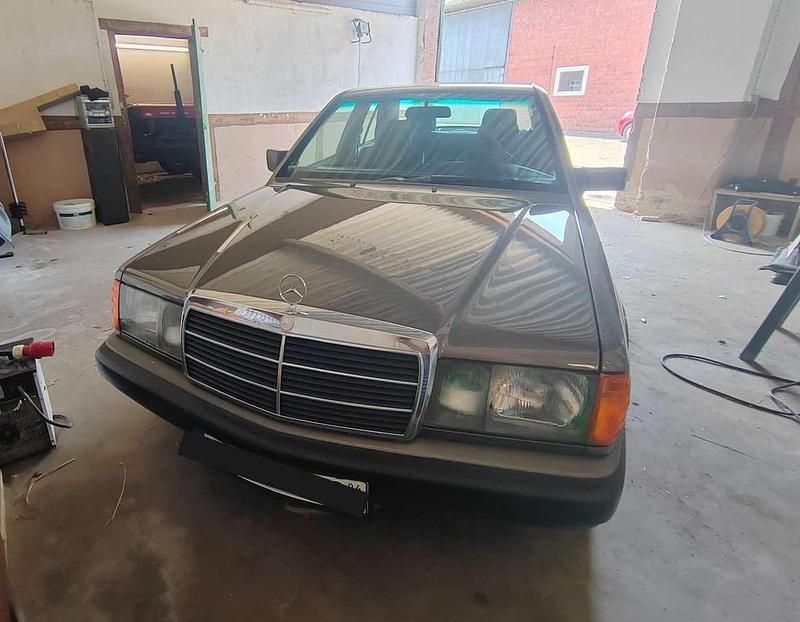 Grau Gebraucht 1990 Mercedes 190 Limousine | 10.000 € - Bild 1/4
