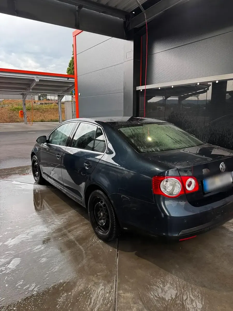 Gebraucht VW Jetta 140 PS (102 kW) 2010 Blau Limousine