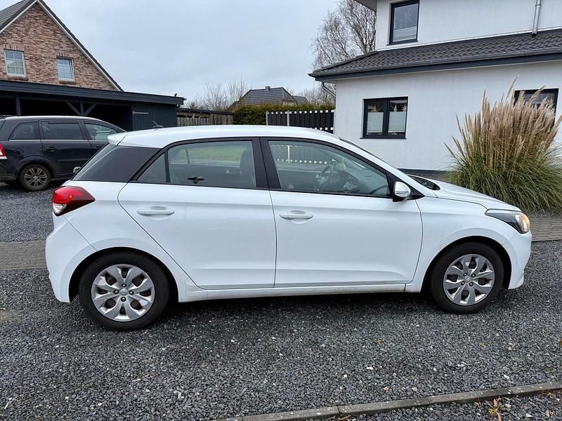 Gebraucht Hyundai i20 85 PS (62 kW) 2015 Weiß Kleinwagen