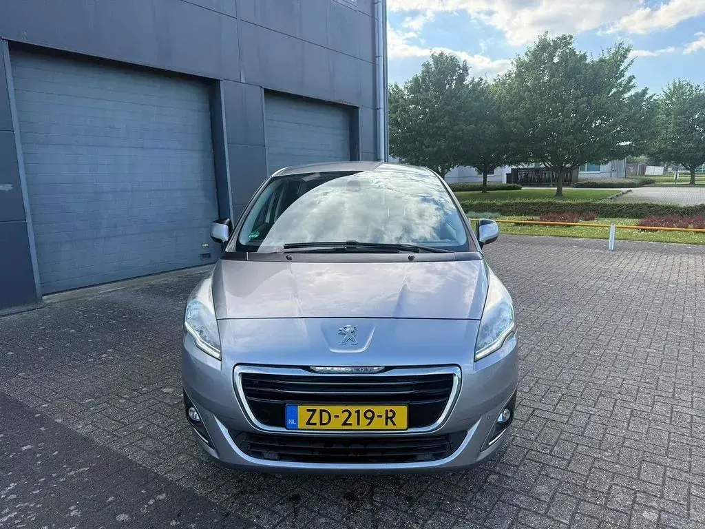 Gebraucht Peugeot 5008 Active 114 PS (83 kW) 2015 Grau Van / Kleinbus