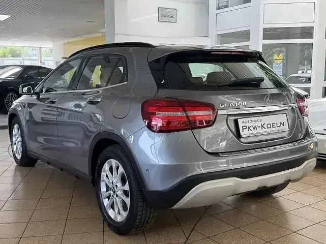 Gebraucht Mercedes GLA180 122 PS (89 kW) 2020 Mountaingrau  met. (metallic) SUV