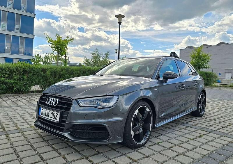 Grau Gebraucht 2016 Audi A3 Sportback S-Line Kleinwagen | 15.500 € (Fairer Preis) - Bild 1/4
