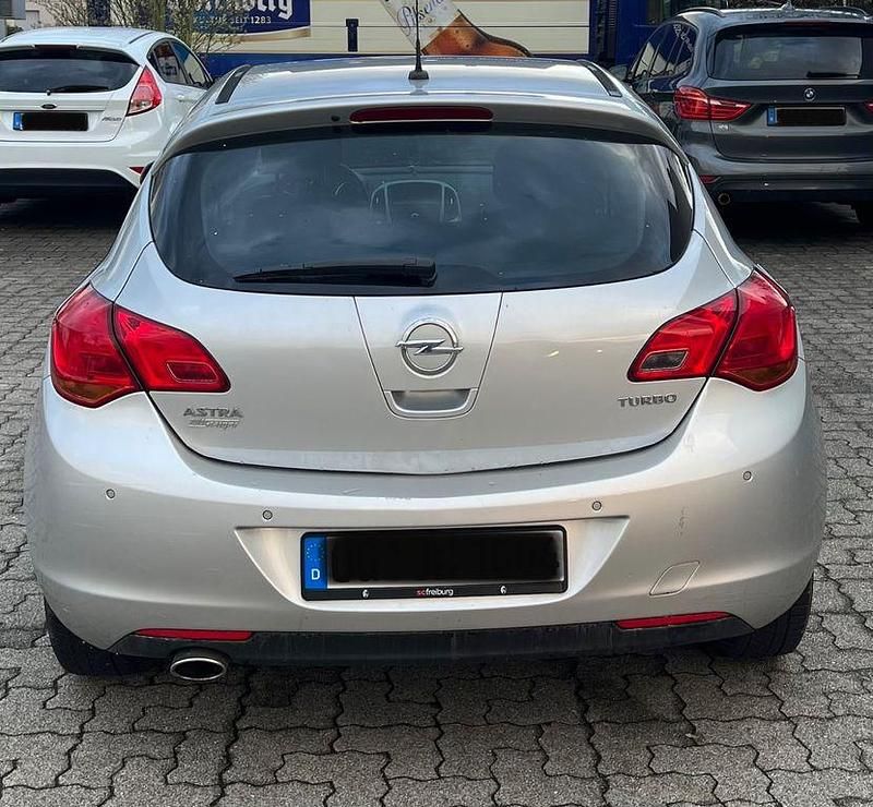 Gebraucht Opel Astra Selection 140 PS (102 kW) 2011 Grau Limousine
