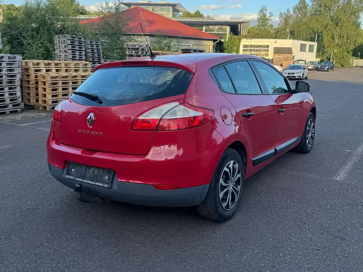 Gebraucht Renault Mégane III Authentique 101 PS (74 kW) 2011 Hellrot Limousine