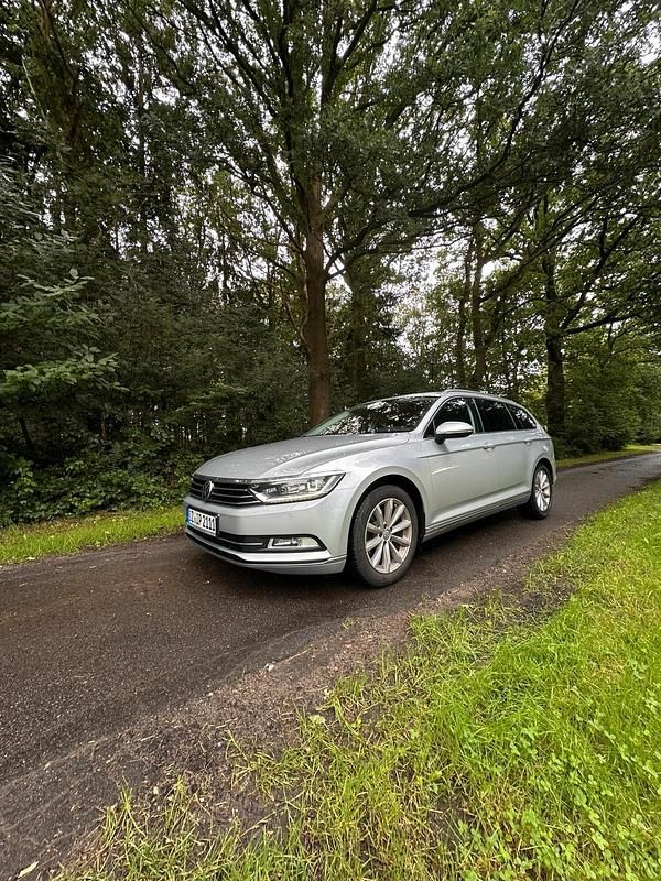 Silber Gebraucht 2019 VW Passat Comfortline Kombi | 18.500 € (Fairer Preis) - Bild 1/4