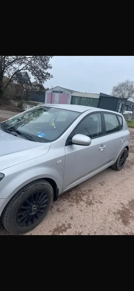 Gebraucht Kia Ceed 109 PS (80 kW) 2009 Silber Kleinwagen