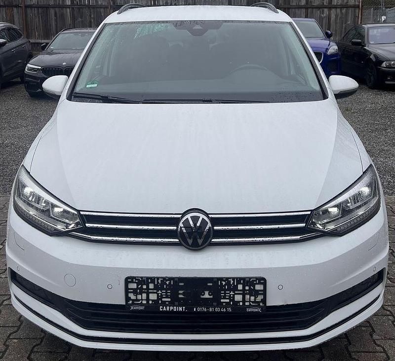 Gebraucht VW Touran 150 PS (110 kW) 2024 Weiß Van / Kleinbus
