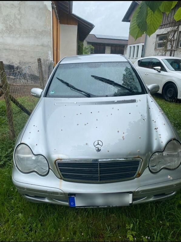 Grau Gebraucht 2002 Mercedes C180 Limousine | 500 € - Bild 1/3