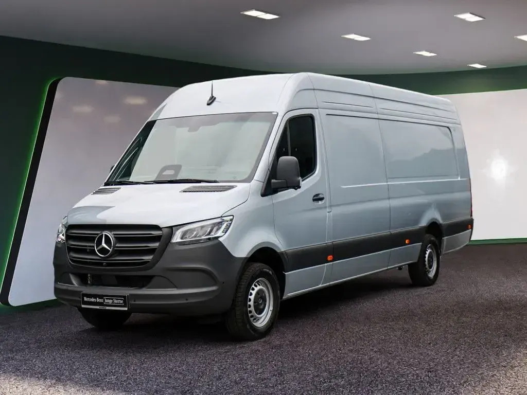 Gebraucht Mercedes Sprinter 170 PS (125 kW) 2025 Silber / hightechsilber (metallic) Van