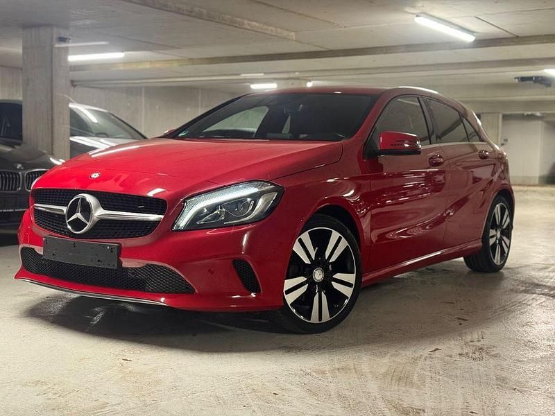 Gebraucht Mercedes A180 122 PS (89 kW) 2016 Rot Limousine