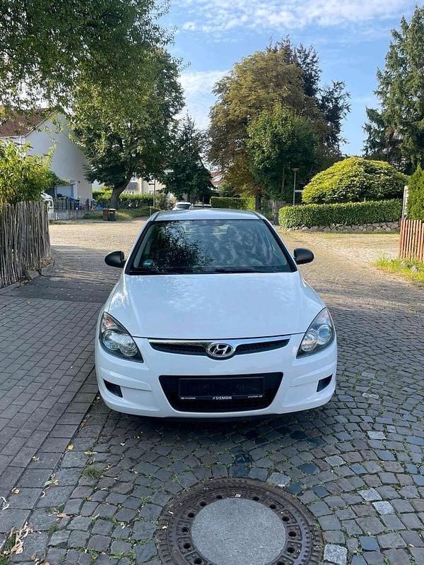 Weiß Gebraucht 2009 Hyundai i30 Limousine | 2.999 € (Fairer Preis) - Bild 1/4