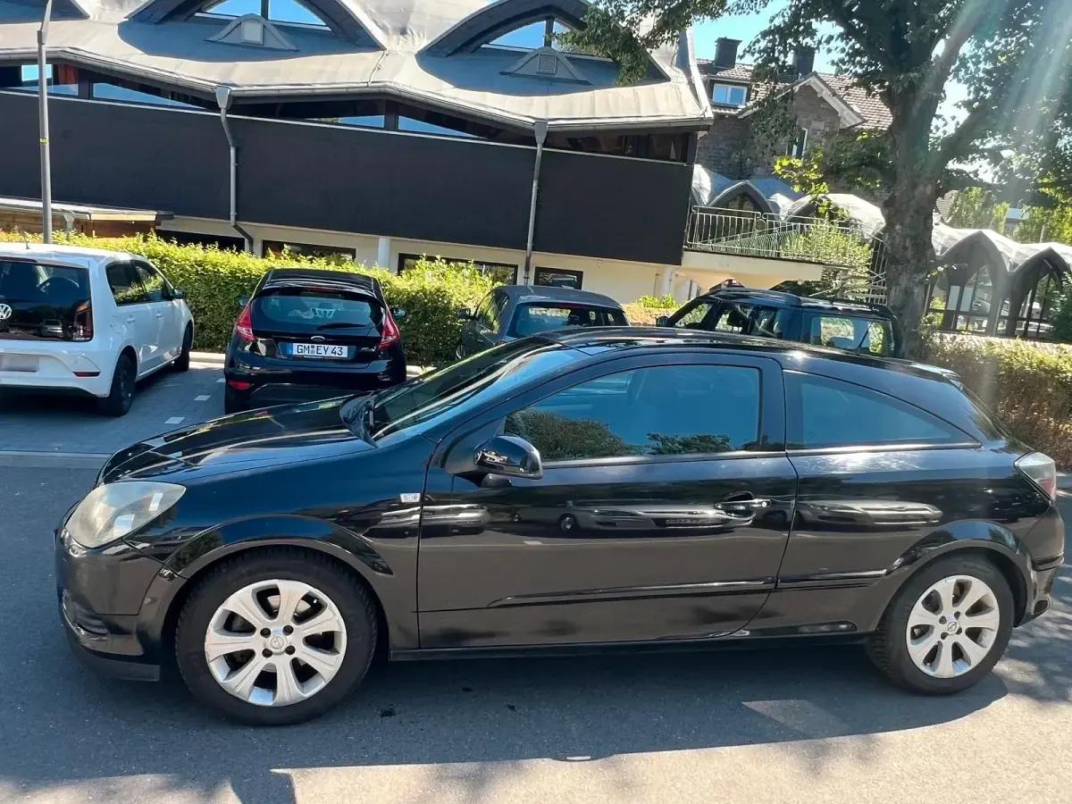Gebraucht Opel Astra GTC 90 PS (66 kW) 2008 Schwarz Coupé