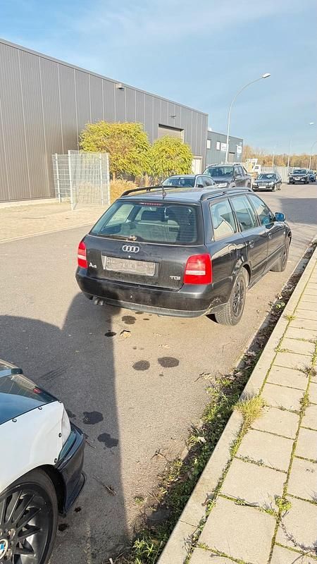 Schwarz Gebraucht 2001 Audi A4 Kombi | 950 € (Guter Preis) - Bild 1/4