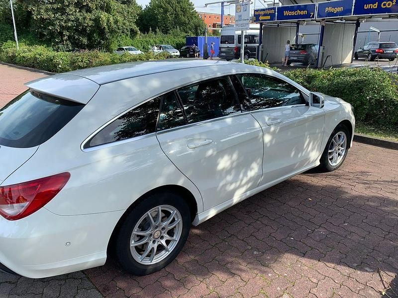 Gebraucht Mercedes CLA180 Shooting Brake 109 PS (80 kW) 2016 Weiß Kombi