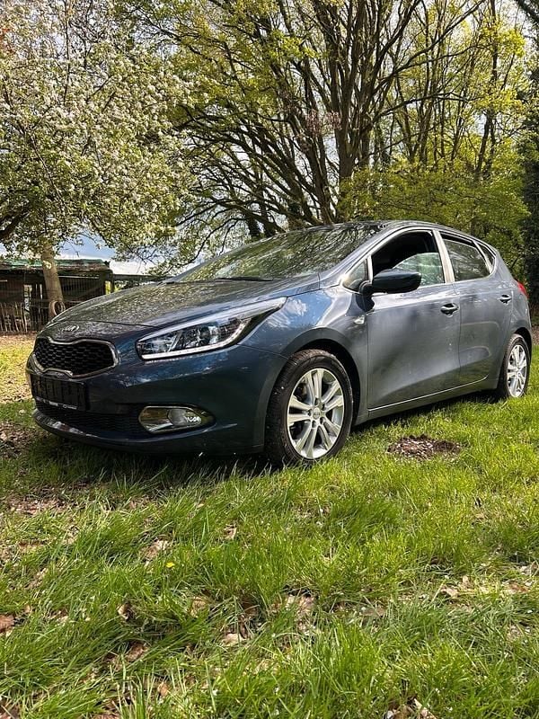 Second-hand Kia Ceed 99 CP (72 kW) 2014 Albastru Hatchback