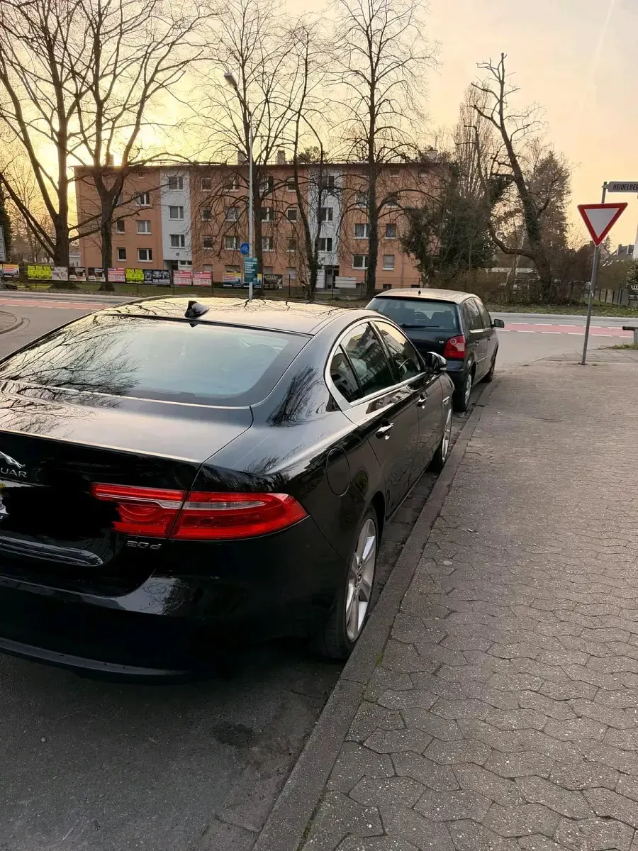 Gebraucht Jaguar XE 179 PS (131 kW) 2016 Schwarz Limousine