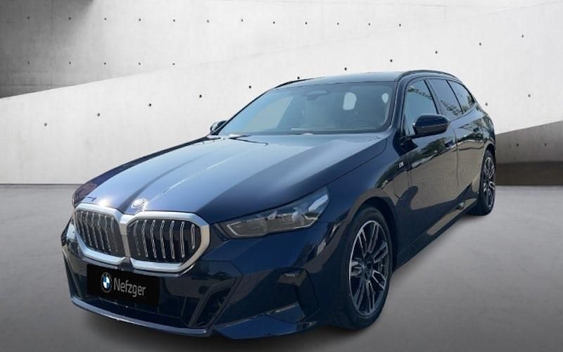 Blau Gebraucht 2024 BMW 530e Shadowline Kombi | 63.016 € - Bild 1/4