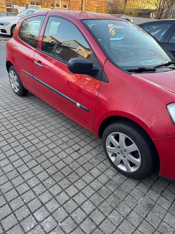 Gebraucht Renault Clio II 75 PS (55 kW) 2009 Rot Kleinwagen