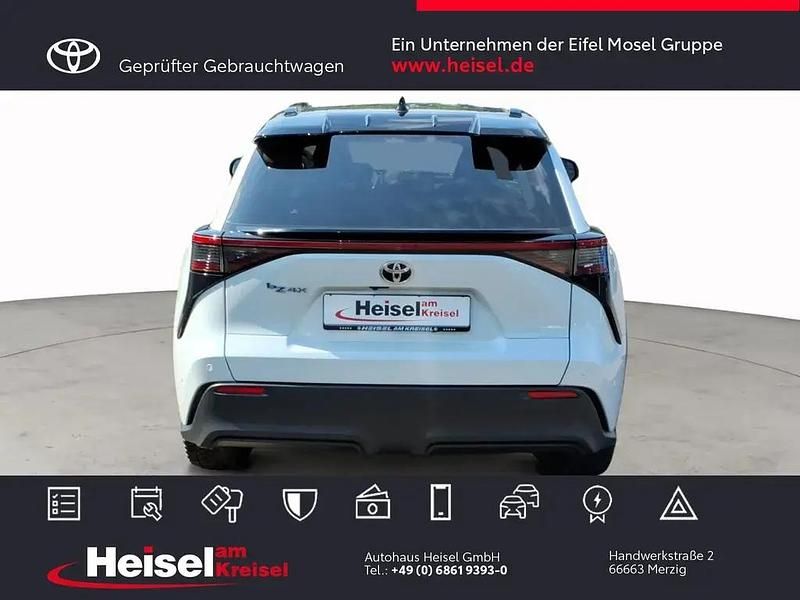 Gebraucht Toyota bZ4X Basis 150 kW (204 PS) 2023 Platinumweiß perleffekt / dach schwarz SUV