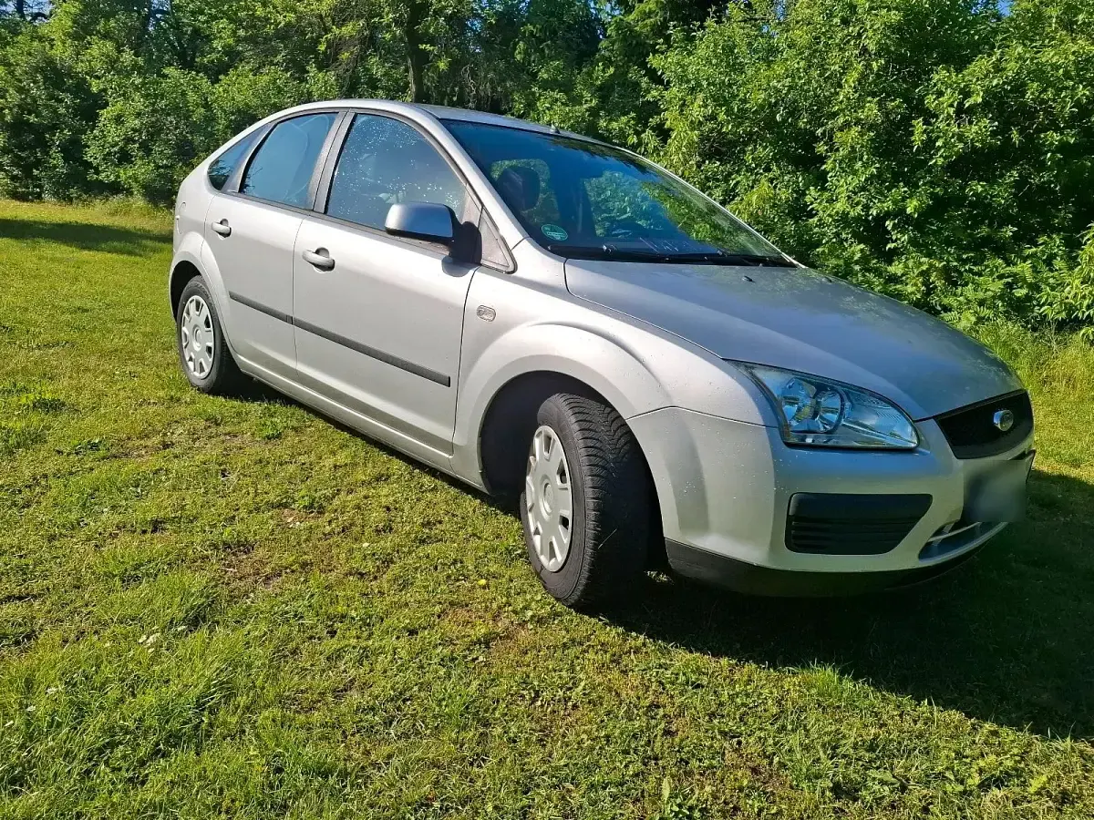 Używany Ford Focus 74 KM (54 kW) 2006 Srebrny Sedan/Limuzyna