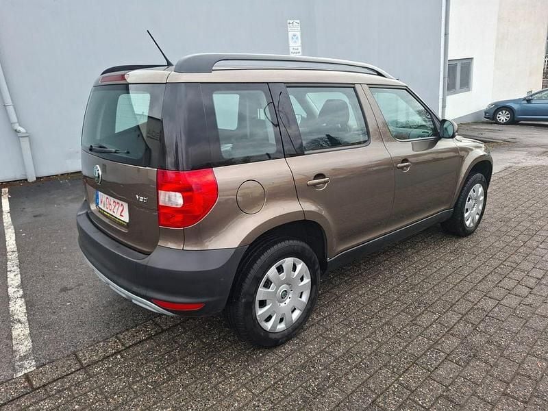 Braun Gebraucht 2013 Skoda Yeti Active SUV | 10.890 € (Guter Preis) - Bild 1/4