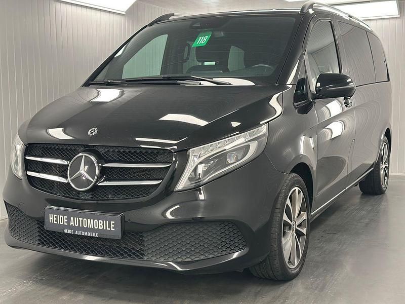 Schwarz Gebraucht 2022 Mercedes V220 Sport Van / Kleinbus | 34.990 € (Guter Preis) - Bild 1/4