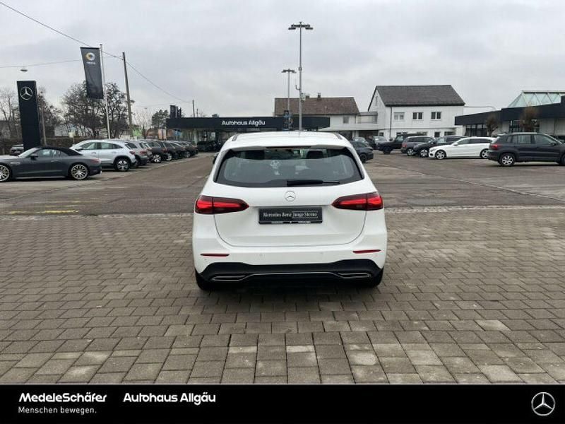 Gebraucht Mercedes 200 150 PS (110 kW) 2024 Unilack polarweiß Limousine