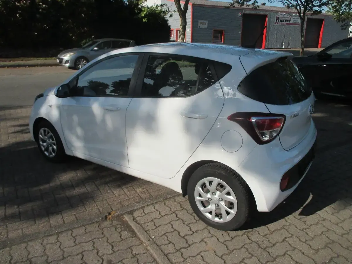 Gebraucht Hyundai i10 Trend 87 PS (63 kW) 2017 Weiß Kleinwagen