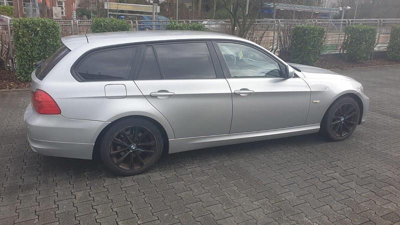 Silber Gebraucht 2010 BMW 318 Kombi | 2.500 € (Superpreis) - Bild 1/4