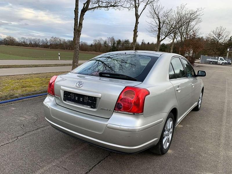 Gebraucht Toyota Avensis Executive 129 PS (94 kW) 2003 Silver metallic Kleinwagen