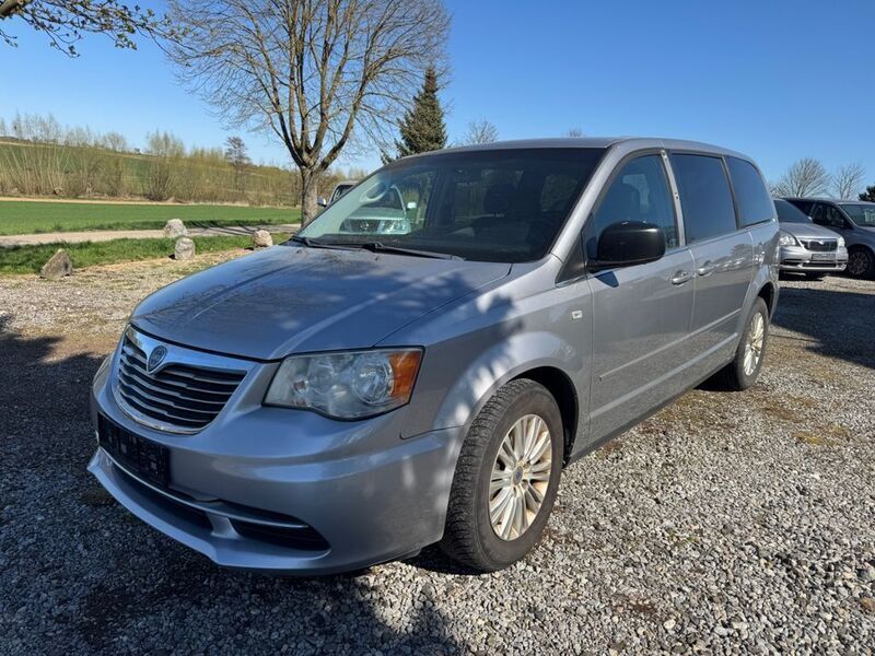 Silber Gebraucht 2014 Lancia Voyager Silver Van / Kleinbus | 10.200 € (Fairer Preis) - Bild 1/4