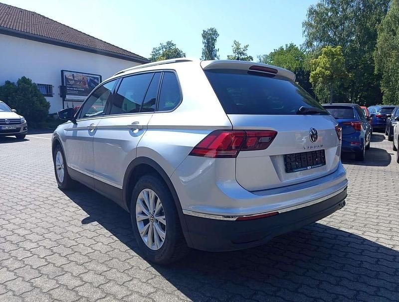 Gebraucht VW Tiguan United 150 PS (110 kW) 2021 Reflexsilber metallic SUV