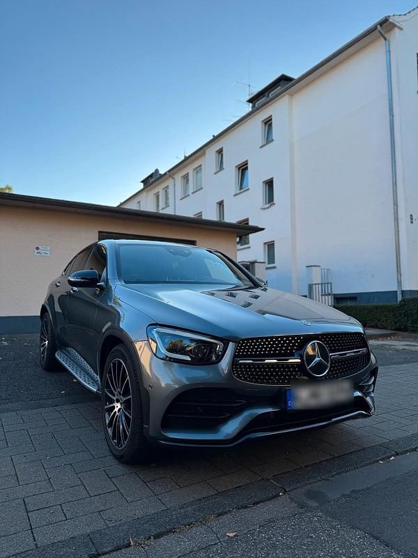 Grau Gebraucht 2021 Mercedes GLC300 AMG Coupé | 48.000 € - Bild 1/4
