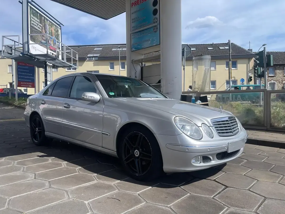 Gebraucht Mercedes E240 177 PS (130 kW) 2003 Silber Limousine