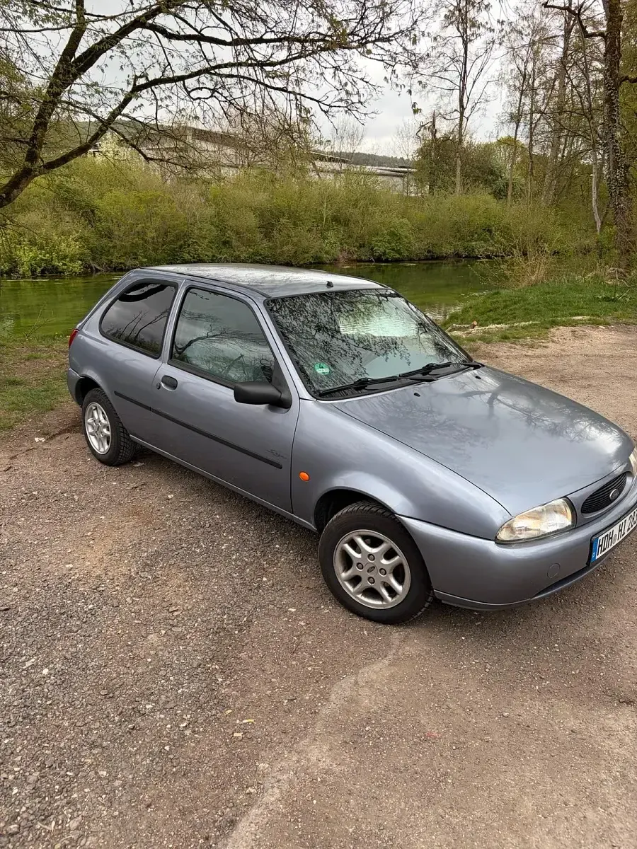 Używany Ford Fiesta 60 KM (44 kW) 1997 Srebrny Hatchback
